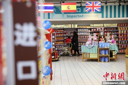 資料圖：民眾在超市選購(gòu)進(jìn)口食品。 <a target='_blank' href='http://www.chinanews.com/'>中新社</a>記者 張?jiān)?攝