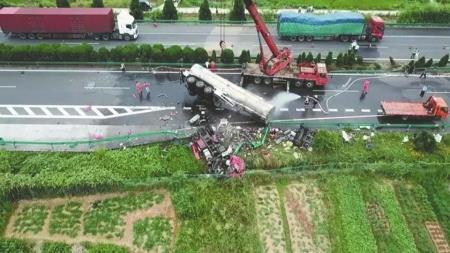 京港澳高速車禍親歷者：兩車相撞一聲巨響，我第一個爬出來