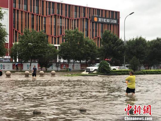 圖為24日上午河北廊坊市區(qū)街頭積水嚴(yán)重?！∷蚊魸?攝