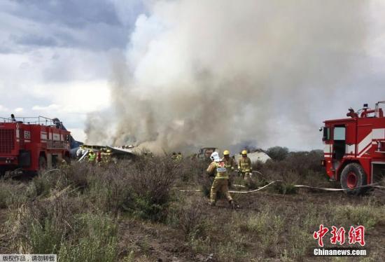 當?shù)貢r間7月31日，墨西哥航空公司的一架載有101人的航班從墨西哥杜蘭戈州一機場起飛后不久遭遇冰雹風暴，發(fā)生墜機事故。幸運的是，機上全部人員都生還，有85人受傷，飛機起火燃燒。圖為消防人員在墜機現(xiàn)場進行救援。