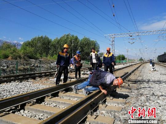 水害致蘭新線多處塌陷中鐵蘭州局近百客貨列車(chē)晚點(diǎn)