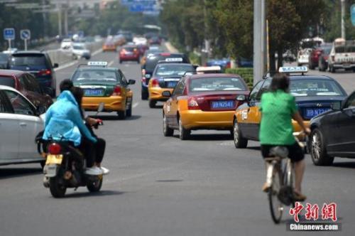 資料圖：在路上行駛的出租車。 <a target='_blank' href='http://www.chinanews.com/' >中新網(wǎng)</a>記者 金碩 攝