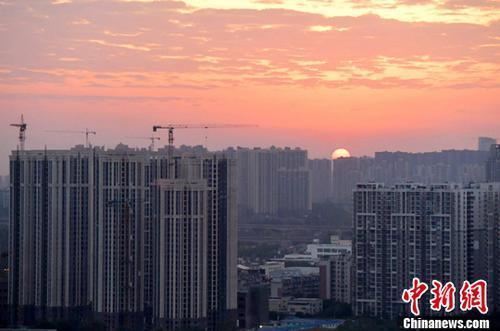 資料圖：圖為成都城區(qū)一角，太陽正從東方升起。<a target='_blank' href='http://www.chinanews.com/'>中新社</a>記者 劉忠俊 攝