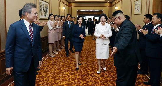 金正恩做女士優(yōu)先手勢顯國際范 展示正?；r