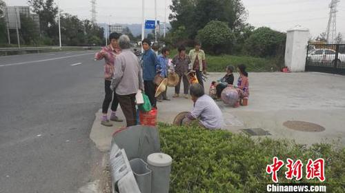 圖為超載面包車(chē)內(nèi)乘客滯留公路?！「咚俳痪B興支隊(duì)供圖 攝