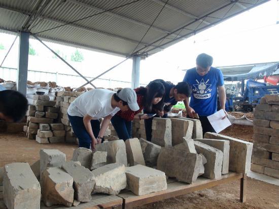 圖7 中國人民大學研究生在曹魏大墓工地現(xiàn)場考察出土墓磚（李重蓉攝影）