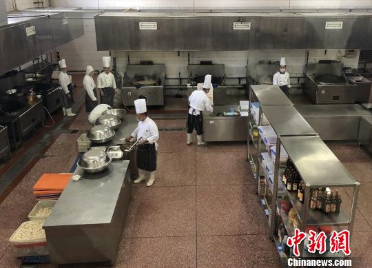 北京市食品藥品監(jiān)管局赴集體用餐配送單位進行食品安全專項檢查。北京市食藥監(jiān)局供圖