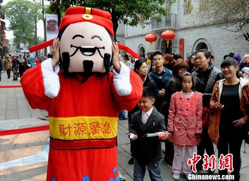 資料圖：大雪節(jié)氣“財(cái)神”福州街頭送祝福。<a target='_blank' href='http://www.chinanews.com/'>中新社</a>發(fā) 劉可耕 攝