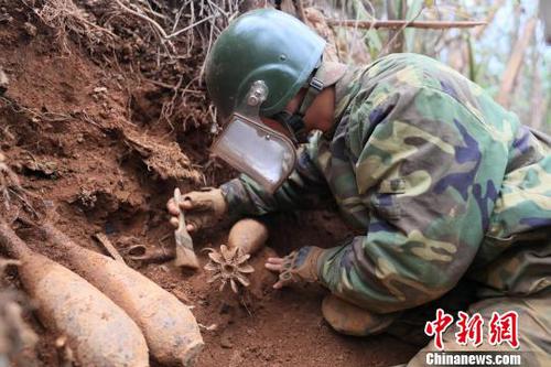 中國人民解放軍南部戰(zhàn)區(qū)陸軍云南掃雷大隊在雷場排除炮彈。　黃巧 攝