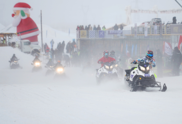 9、雪地摩托車越野挑戰(zhàn)賽選手們角逐