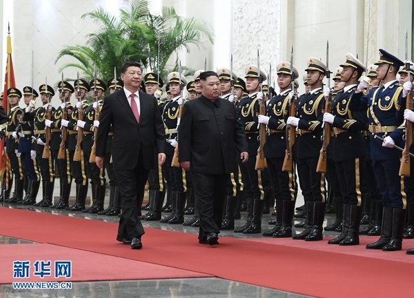 1月8日，中共中央總書記、國家主席習近平同當日抵京的朝鮮勞動黨委員長、國務(wù)委員會委員長金正恩舉行會談。會談前，習近平在人民大會堂北大廳為金正恩舉行歡迎儀式。3