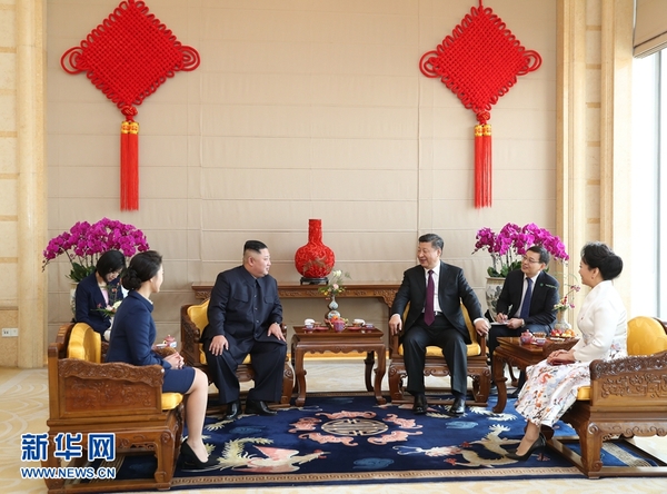 1月8日，中共中央總書記、國家主席習(xí)近平同當(dāng)日抵京的朝鮮勞動黨委員長、國務(wù)委員會委員長金正恩舉行會談。這是1月9日，習(xí)近平在北京飯店會見金正恩。