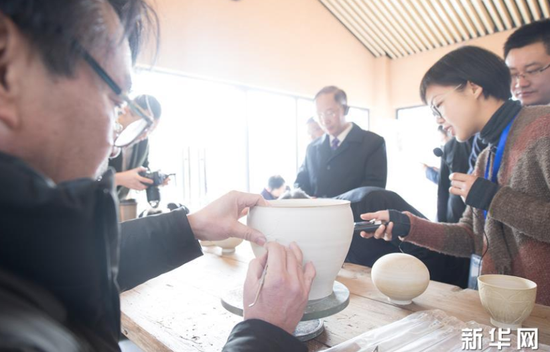 1月22日，游客在上虞區(qū)鳳凰山考古遺址公園了解越窯青瓷制作。