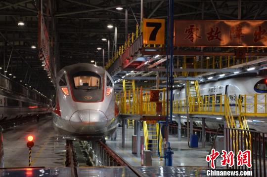 00：39，動車組機械師在檢查車頭開閉機構(gòu) 韋加恒 攝