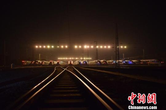 02：30，夜幕下的動車組存車場(大睡床) 韋加恒 攝