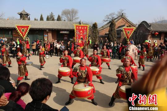 本屆年俗活動新增了民俗內(nèi)容和非遺表演，表現(xiàn)形式多樣，內(nèi)容豐富多彩，當(dāng)?shù)靥厣珴庥?。張壁古堡景區(qū)供圖