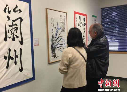 《海外華人寫蘭州國際書法展》在美國丹佛活動的展覽廳一角?！＄娦?攝