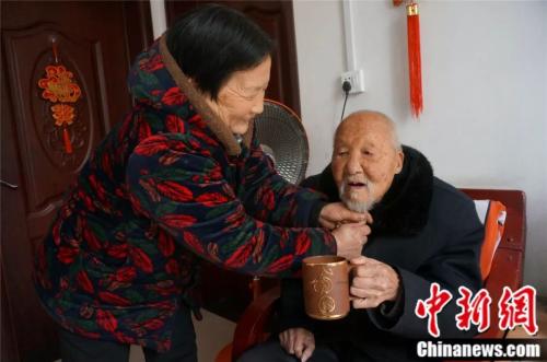 73歲的張院照顧117歲的老父親，其樂融融。