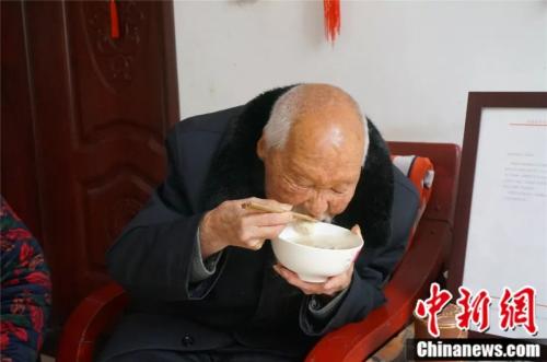 117歲的張學禮能自己端碗吃飯，不需要人幫忙