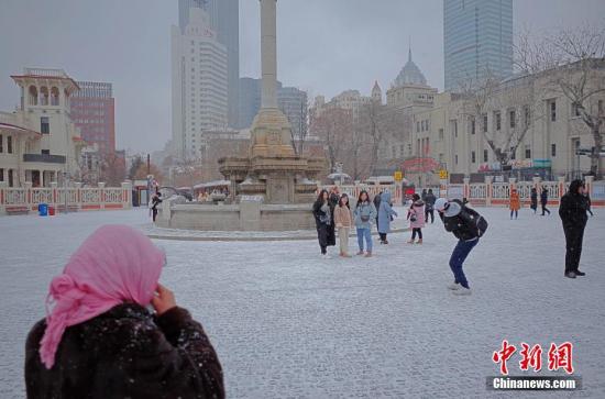 2月12日，市民及游客在雪中的天津意式風(fēng)情街馬可波羅廣場拍照游玩。當(dāng)天，天津迎來2019年首場降雪。<a target='_blank' href='http://www.chinanews.com/'>中新社</a>記者 佟郁 攝