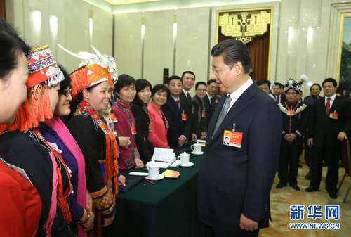 3月8日，中共中央總書記、國家主席、中央軍委主席習(xí)近平參加十二屆全國人大三次會議廣西代表團的審議。這是習(xí)近平來到女代表中間，同她們親切交談，代表黨中央、國務(wù)院，向廣大婦女代表、婦女委員及全國各界婦女同胞，致以誠摯的節(jié)日問候。新華社記者蘭紅光攝