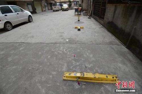 資料圖：某小區(qū)通道上演搶占停車位大戰(zhàn)。<a target='_blank' href='http://www.chinanews.com/'>中新社</a>發(fā) 胡楊 攝 圖片來源：CNSPHOTO