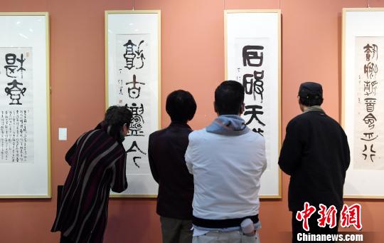 “思入風(fēng)云筆翻江海——丁仃書畫藝術(shù)回顧展”在福州的福建省畫院開幕，吸引觀眾前來觀展?！∮浾邉⒖筛?攝