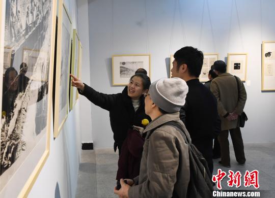 “思入風(fēng)云筆翻江?！∝陼嬎囆g(shù)回顧展”在福州的福建省畫院開幕，吸引觀眾的眼球?！∮浾邉⒖筛?攝