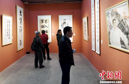 “思入風(fēng)云筆翻江?！∝陼嬎囆g(shù)回顧展”在福州的福建省畫院開幕，吸引觀眾的眼球?！∮浾邉⒖筛?攝