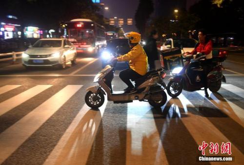 　資料圖：外賣員安興在送餐的路上。<a target='_blank' href='http://www.chinanews.com/'>中新社</a>記者 呂明 攝