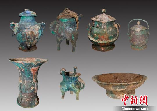 出土器物主要有青銅器、陶器、玉器、骨器等，其中在觚、爵、鐃、卣、斝、盉上發(fā)現(xiàn)有族徽銘文。山西省考古研究所 提供