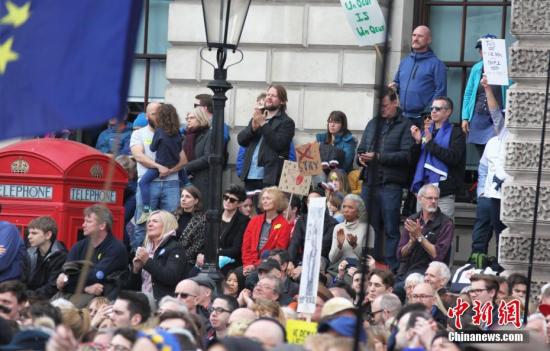 3月23日，在歐盟同意英國延遲脫歐、英國脫歐前景仍面臨“災難的不確定性”困境之際，倫敦市中心舉行了大規(guī)模呼吁舉行“第二次脫歐公投”的示威游行。名為“交給人民”的組織者聲稱，參加示威游行的英國民眾來自全國各地，超過一百萬人。圖為示威游行隊伍聚集在市中心議會廣場，密集的人群里三層外三層，水泄不通。<a target='_blank' href='http://www.chinanews.com/'>中新社</a>記者 張平 攝