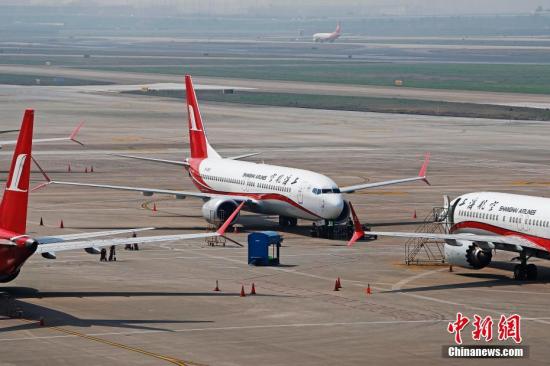 資料圖：3月17日，上海航空公司的9架波音737MAX機(jī)型飛機(jī)停在虹橋國(guó)際機(jī)場(chǎng)停機(jī)坪上，工作人員正在對(duì)飛機(jī)進(jìn)行檢查。據(jù)路透社報(bào)道，波音公司計(jì)劃將在未來一周到10天內(nèi)發(fā)布波音737MAX機(jī)型相關(guān)升級(jí)軟件。目前，波音737MAX機(jī)型已經(jīng)在全球停飛。<a target='_blank' href='http://www.chinanews.com/'>中新社</a>記者 殷立勤 攝