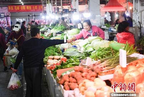 資料圖：重慶一農(nóng)貿(mào)市場(chǎng)內(nèi)菜商正在忙碌賣(mài)菜。<a target='_blank' href='http://www.chinanews.com/'>中新社</a>記者 陳超 攝