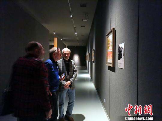 圖為，觀眾在觀賞“印象山東——俄羅斯油畫家寫生作品展”?！O宏瑗 攝