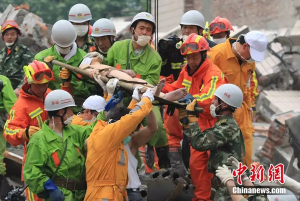 2008年5月17日，救援隊(duì)將在廢墟中存活了124個(gè)小時(shí)的蔣雨航成功救出。中新社記者 盛佳鵬 攝