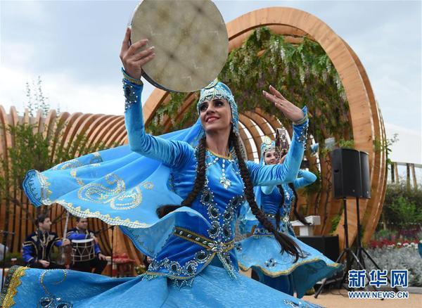 5月26日，演員在“阿塞拜疆國家日”活動中表演。 當日，2019年中國北京世界園藝博覽會“阿塞拜疆國家日”活動在北京世園會園區(qū)舉行。 新華社發(fā)（任超攝）