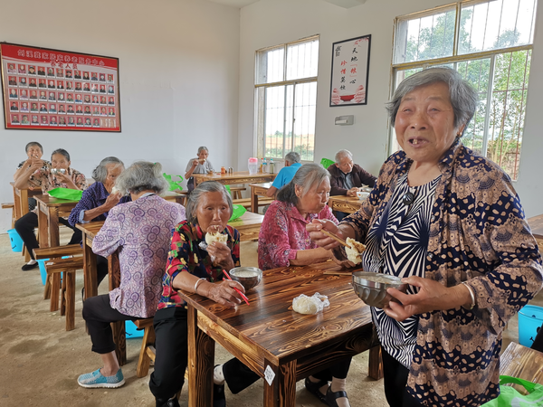 看著有“外人”走進來，90歲的老奶奶陶菊蘭滿臉笑意地迎上來。