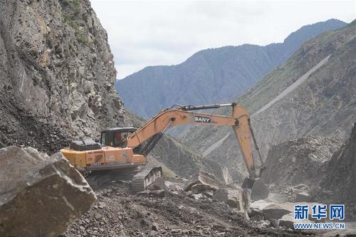 這是5月23日在吉爾吉斯斯坦賈拉拉巴德拍攝的北南第二條公路建設工程現(xiàn)場。  新華社記者馬曉成攝