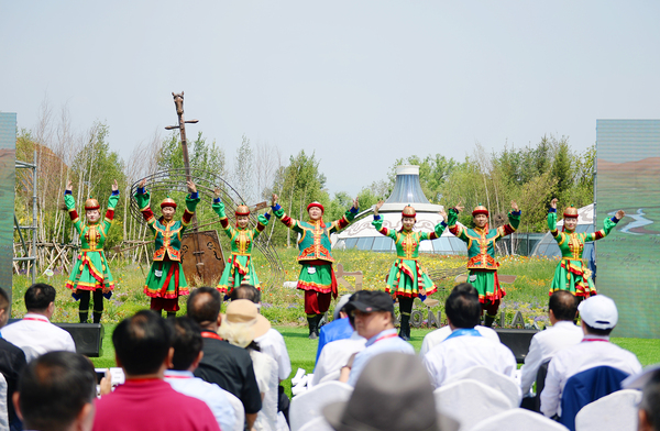 3活動(dòng)現(xiàn)場舉行文藝表演