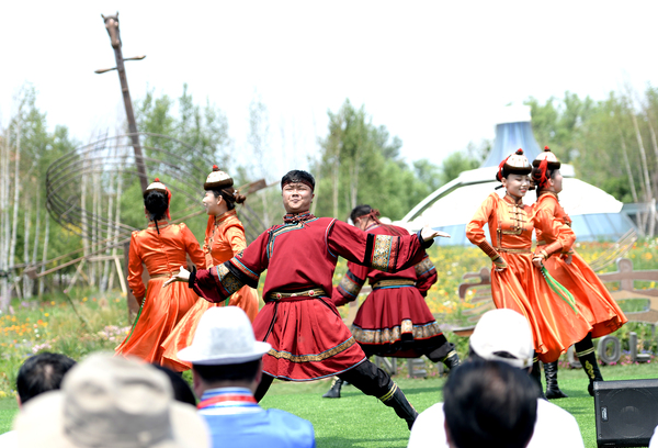 5.“阿拉善盟暨額濟(jì)納旗主題活動(dòng)日”開幕式現(xiàn)場jpg