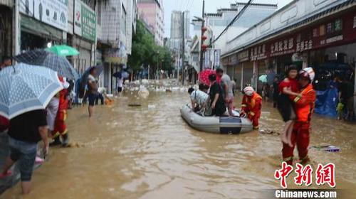 圖為當?shù)叵绬T進行救援。馬永全 攝