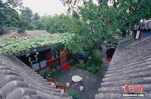 資料圖：護(hù)國(guó)寺街的四合院。王文波 攝 圖片來(lái)源：ctpphoto