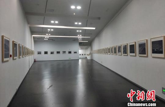 “長城腳下是故鄉(xiāng)-山西長城影像志”攝影作品中外十城市巡展1日在山西太原美術(shù)館首展?！钆迮?攝