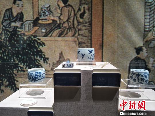 “景德鎮(zhèn)宋元明清花器瓷展”在廣東東莞市袁崇煥紀(jì)念園開(kāi)展。圖為展出花器瓷文物精品 李映民 攝