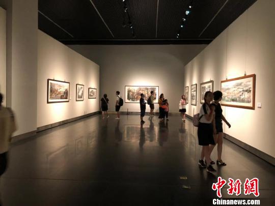 18日，“云月八千里——江明賢墨彩巡回展”在位于南京的江蘇省美術(shù)館新館開展?！≈鞎苑f 攝