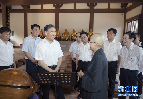 9月9日至10日，中共中央政治局常委、全國政協(xié)主席汪洋在江西調(diào)研宗教工作。這是9月9日，汪洋在宜黃縣曹山寶積寺與僧人交流。新華社記者 王曄 攝