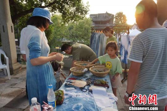 扎染攤位吸引許多游客?！堨蠚g 攝