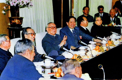 1988年3月29日，李先念等與各民主黨派中央、全國工商聯(lián)主要負(fù)責(zé)人、無黨派人士座談。