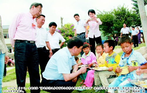 2014年6月9日，全國政協(xié)“推進(jìn)農(nóng)村義務(wù)教育學(xué)生營養(yǎng)改善計(jì)劃貫徹實(shí)施”委員視察團(tuán)在云南視察。圖為委員實(shí)地察看孩子們的營養(yǎng)餐情況。  本報記者 廉維亮 攝